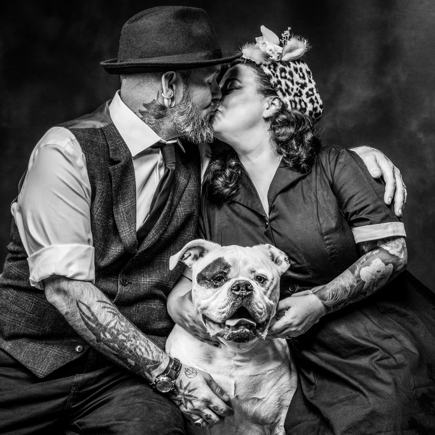 Couple kissing with their pet dog. Pet Photographer Dallas Texas